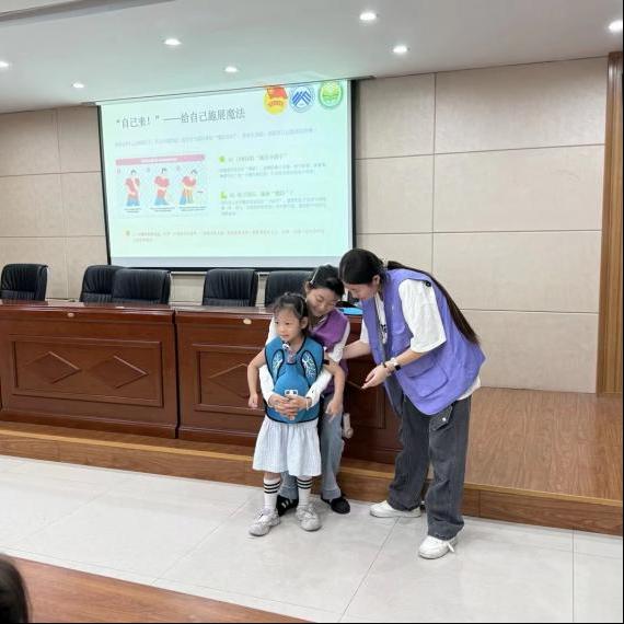 “石头、剪刀、布”!社区萌娃学急救,轻松记住“海姆立克”——智慧康养学院暑期三下乡剪影(四)