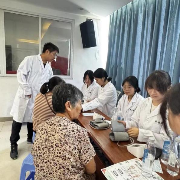 守护银发健康,践行专业担当——智慧康养学院暑期三下乡剪影(二)